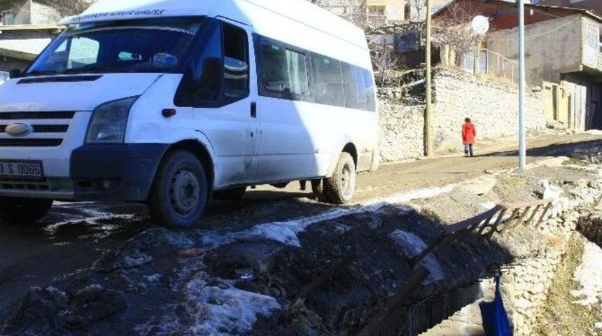Hakkari&rsquo;de Tahrip Olan K&ouml;pr&uuml; Tehlike Sa&ccedil;ıyor