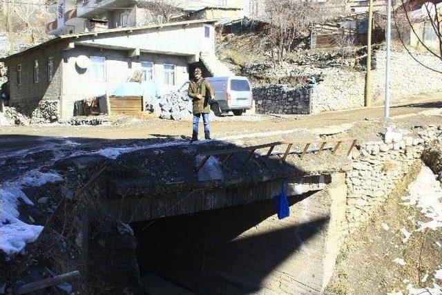 Hakkari&rsquo;de Tahrip Olan K&ouml;pr&uuml; Tehlike Sa&ccedil;ıyor 1