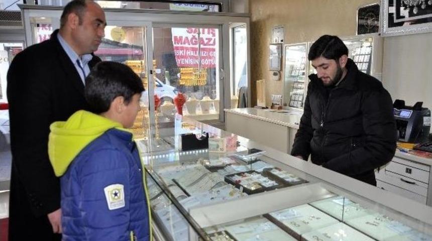 Okul Har&ccedil;lığı Olarak Biriktirdiği Dolar Ve Euro&rsquo;yu T&uuml;rk Lirasına &Ccedil;evirdi