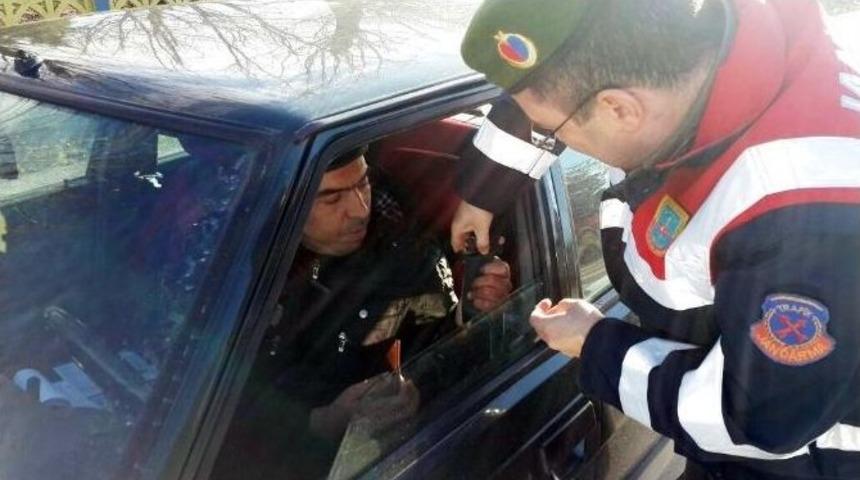 Jandarmadan S&uuml;r&uuml;c&uuml; Ve Yolculara Emniyet Kemeri Uyarısı