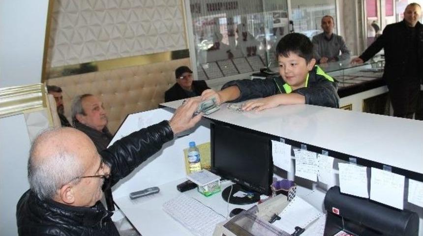 11 Yaşındaki &Ccedil;ocuk Biriktirdiği Dolarlarını Tl&rsquo;ye &Ccedil;evirdi