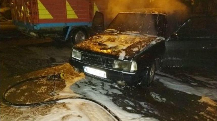 Alev Alan Otomobilden Kendisini G&uuml;&ccedil;l&uuml;kle Dışarı Attı