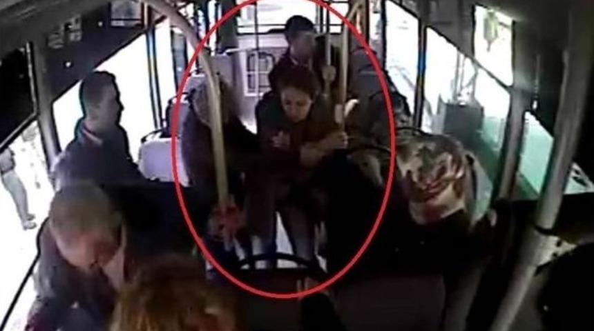 Halk Otob&uuml;s&uuml;nde Fenalaşan Kadın İ&ccedil;in Seferber Oldular