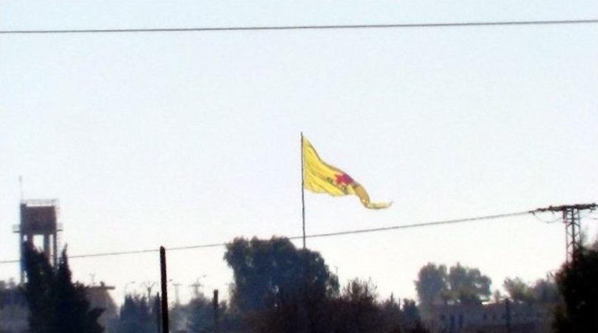 Ter&ouml;r &Ouml;rg&uuml;t&uuml; Pyd Sınıra Flama Şeklinde Bez Par&ccedil;ası Astı