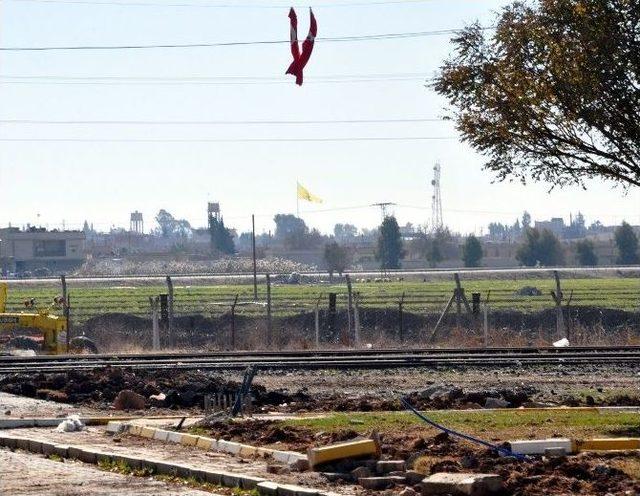 Ter&ouml;r &Ouml;rg&uuml;t&uuml; Pyd Sınıra Flama Şeklinde Bez Par&ccedil;ası Astı 1