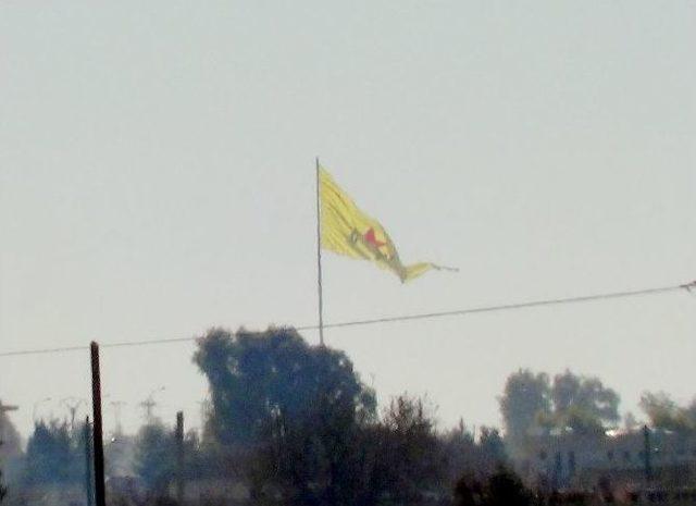 Ter&ouml;r &Ouml;rg&uuml;t&uuml; Pyd Sınıra Flama Şeklinde Bez Par&ccedil;ası Astı 2