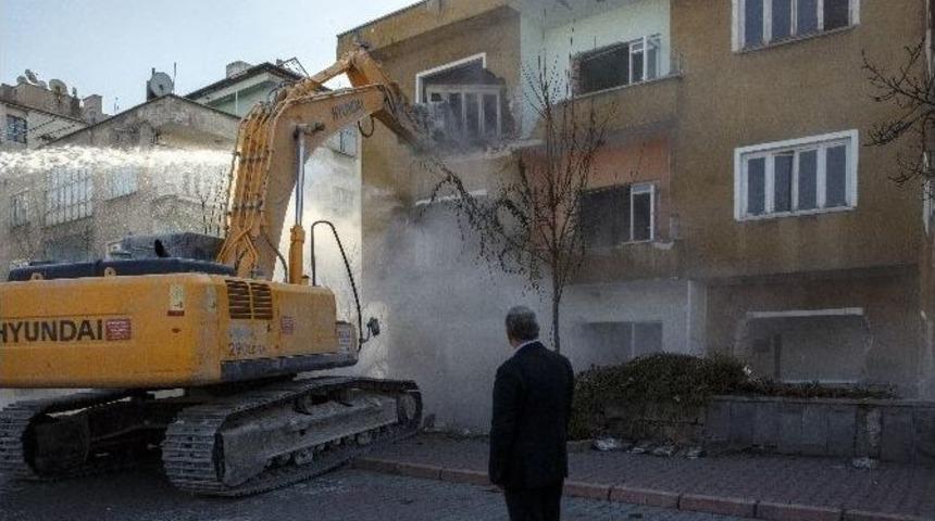 D&ouml;n&uuml;ş&uuml;m İ&ccedil;in Yıkım S&uuml;r&uuml;yor