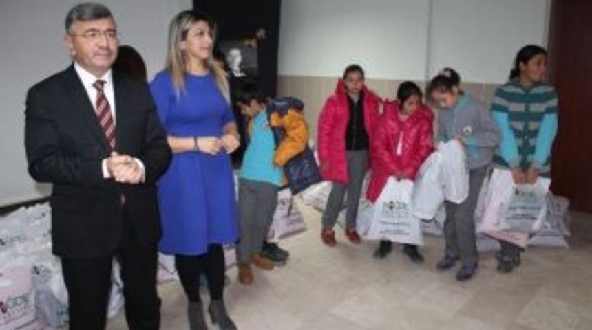Niğde Belediye Başkanı Faruk Akdoğan, Minik &Ouml;ğrencileri Sevindirdi