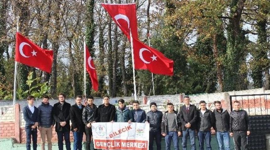 Bilecikli Gen&ccedil;lerden Kaymakam Safit&uuml;rk&rsquo;&uuml;n Ailesine Ve Mezarına Ziyaret