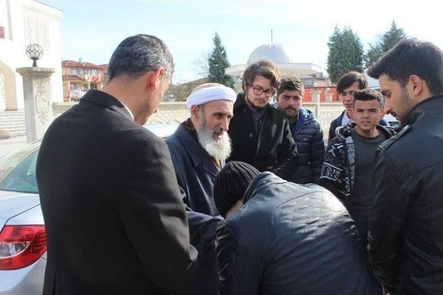 Bilecikli Gen&ccedil;lerden Kaymakam Safit&uuml;rk&rsquo;&uuml;n Ailesine Ve Mezarına Ziyaret 1