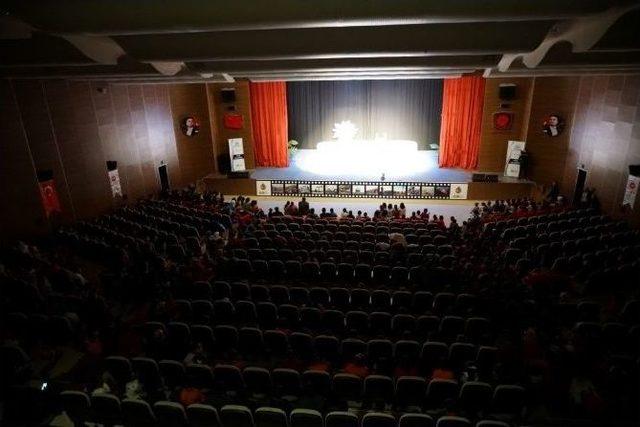 Miniklerden Tiyatro Gösterisine Yoğun İlgi 1