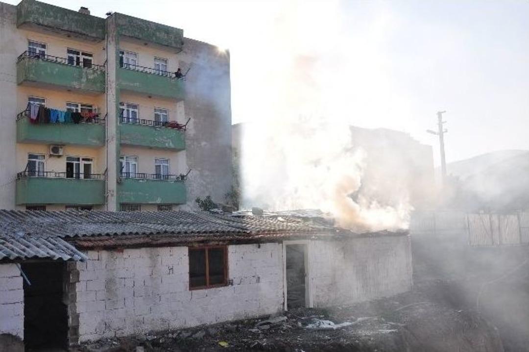 Milas&rsquo;ta Boş Depoda Yangın &Ccedil;ıktı