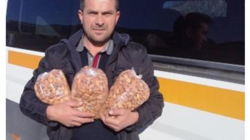 Selendili Muhtardan Dolarını Bozdurana Badem Hediyesi