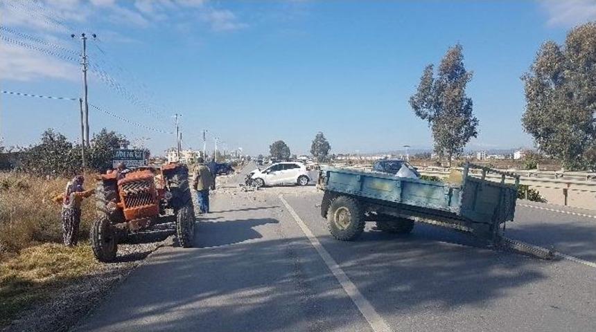 Otomobil Trakt&ouml;r R&ouml;morkuna &Ccedil;arptı: 4 Yaralı