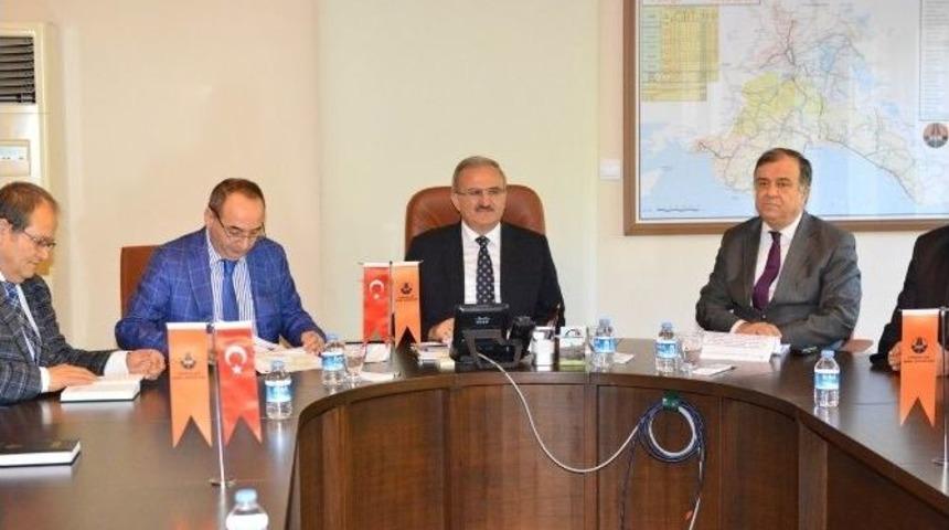 Vali Karaloğlu, Karayolları B&ouml;lge M&uuml;d&uuml;rl&uuml;ğ&uuml;n&uuml;n &Ccedil;alışmaları Hakkında Bilgi Aldı