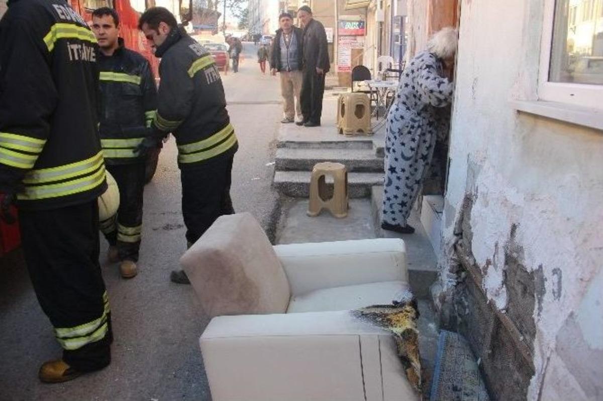 (&ouml;zel Haber) Alzheimer Hastası Yaşlı Kadının Evinde &Ccedil;ıkan Yangın Korkuttu