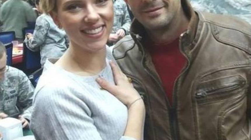 Adanalı Gen&ccedil; İncirlik&rsquo;te Scarlett Johansson&rsquo;la Fotoğraf &Ccedil;ektirdi