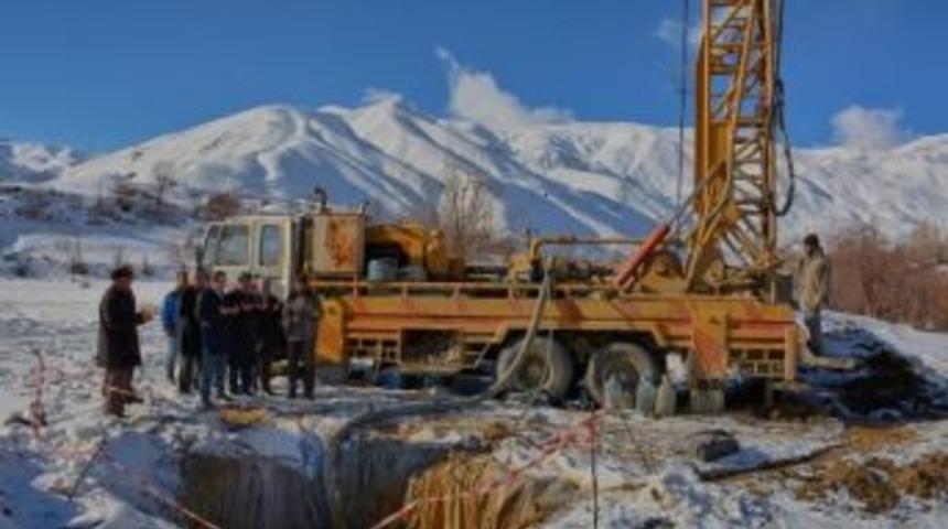 Hakkari Belediyesi Kar Altında Sondaj &Ccedil;alışmalarına Başladı