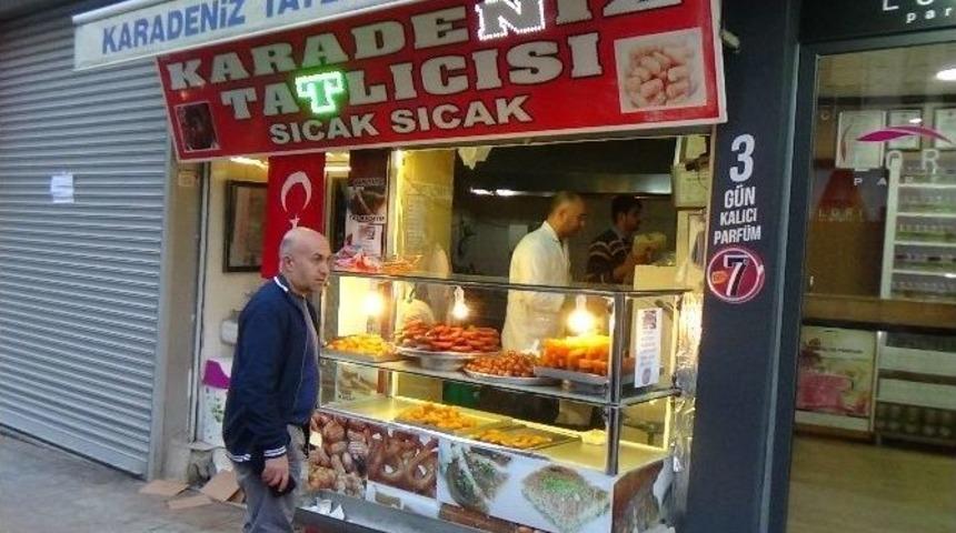 Dolarını Bozdurup Fişini Getirene Tatlı İkram Ediyor