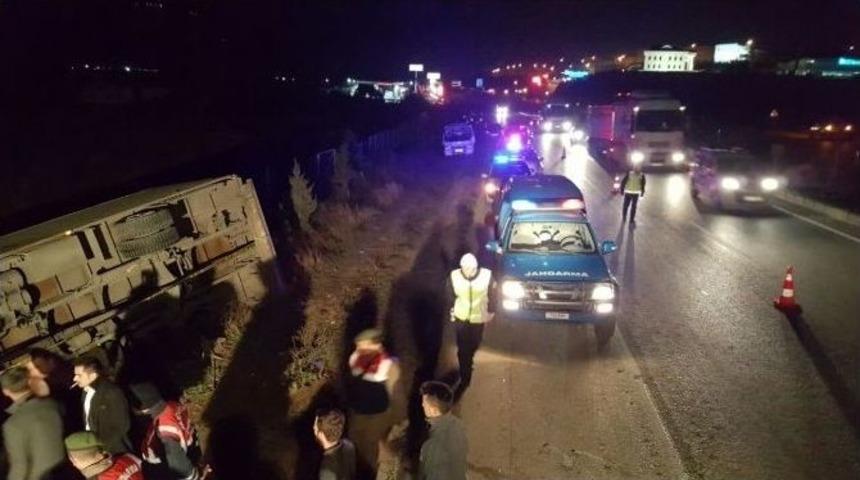 Bursa&rsquo;da Kamyon İle Kamyonet &Ccedil;arpıştı: 4 &Ouml;l&uuml;, 1 Yaralı
