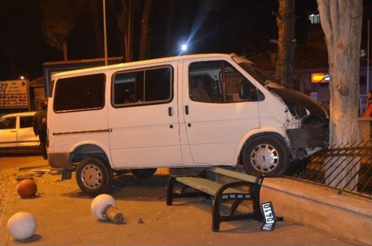 &Ouml;nce Otomobile Sonra Ağaca &Ccedil;arptı