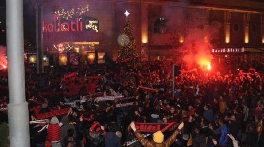 Eskişehirspor Taraftarları Ayağa Kalktı
