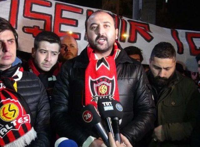 Eskişehirspor Taraftarları Ayağa Kalktı