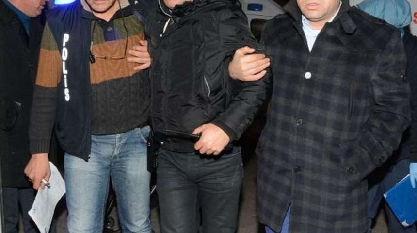 &Ouml;nce Polis Otosuna, Sonra Da Komisere &Ccedil;arparak Ka&ccedil;tı