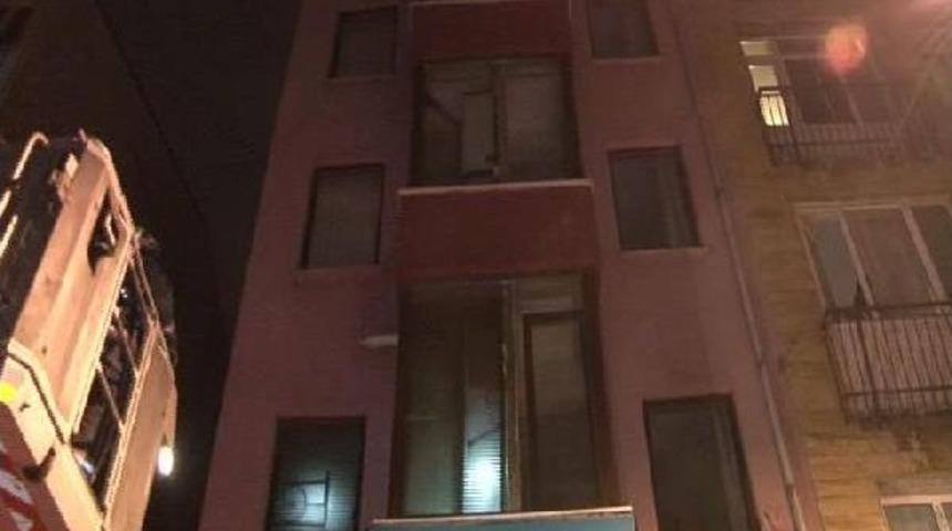 Kadık&ouml;y'de Erkek &Ouml;ğrenci Yurdunda Yangın Paniği