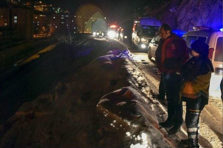 Otomobiliyle 20 Metreden Uçuruma Düştü, Ekipler Her Yerde Sürücüyü Aradı G3