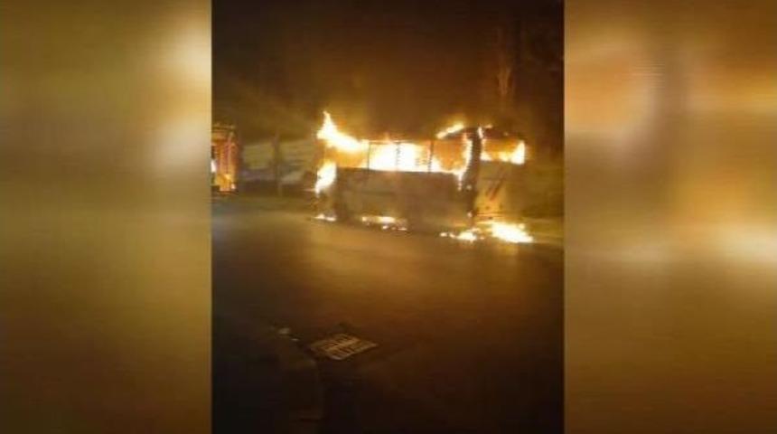 K&uuml;&ccedil;&uuml;k&ccedil;ekmece'de Park Halindeki Midib&uuml;s Alev Alev Yandı