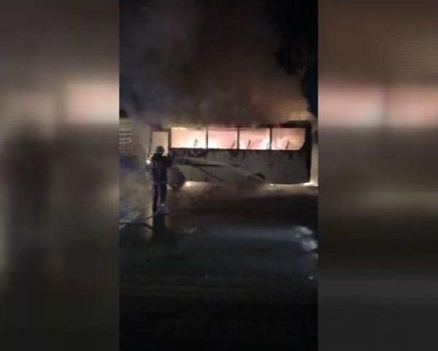 K&uuml;&ccedil;&uuml;k&ccedil;ekmece de Park Halindeki Midib&uuml;s Alev Alev Yandı 1