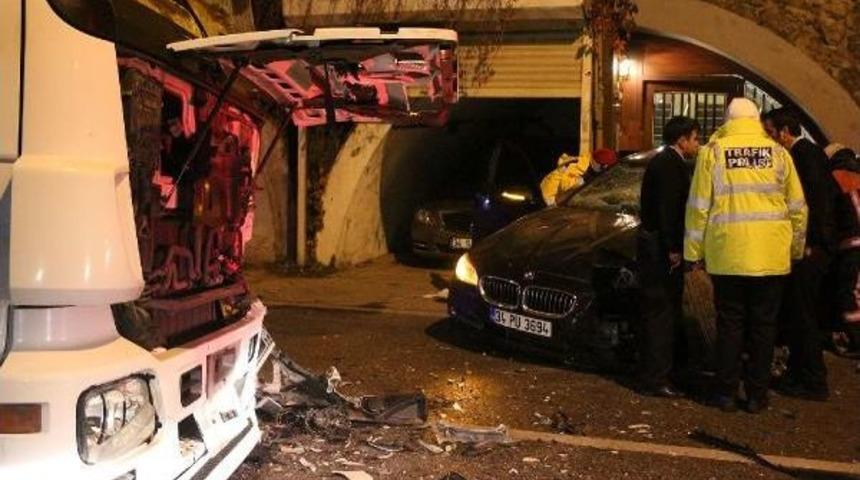 Beşiktaş'ta Kontrolden &Ccedil;ıkan L&uuml;ks Otomobil  Yakıt Tankerine &Ccedil;arptı: 1 Yaralı