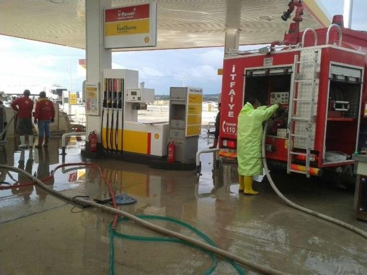 Ayvalık&rsquo;ta İtfaiye Afetzedelerin Emrinde