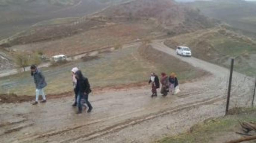 Yağış Yolda Bıraktı