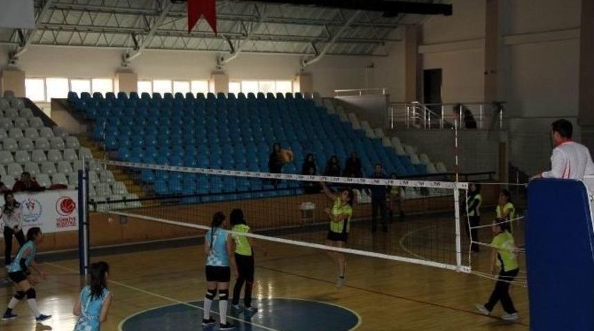 Gen&ccedil;ler Kız Voleybol M&uuml;sabakaları Başladı