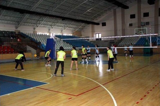 Gençler Kız Voleybol Müsabakaları Başladı