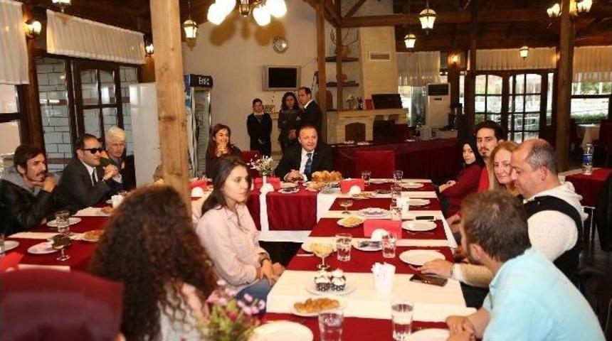 A&uuml; Rekt&ouml;r&uuml; &Uuml;nal, Engelli &Ouml;ğrenciler İle Buluştu