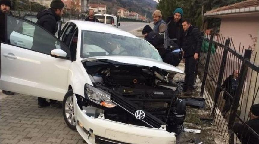 Otomobil İle Trakt&ouml;r &Ccedil;arpıştı: 1 &Ouml;l&uuml;, 3 Yaralı