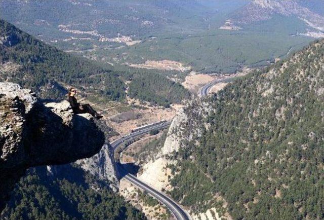 Sosyal Medyanın Yeni Fenomeni 'uçurum' Pozu