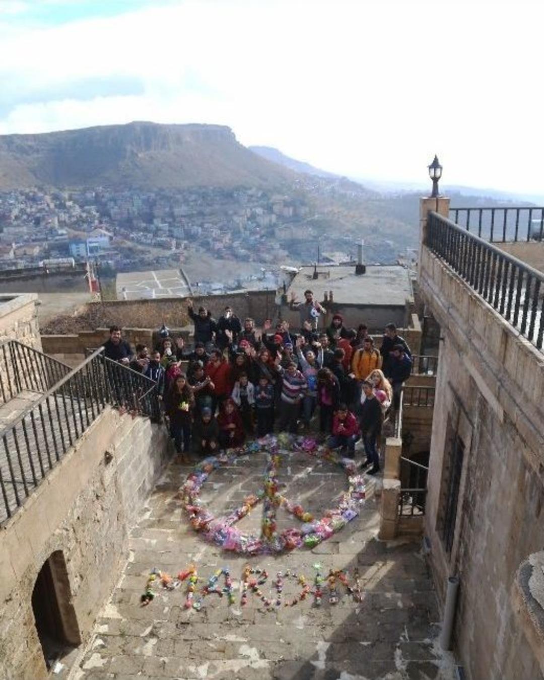 Suriyeli Miniklere Otostopla Oyuncak G&ouml;t&uuml;rd&uuml;ler