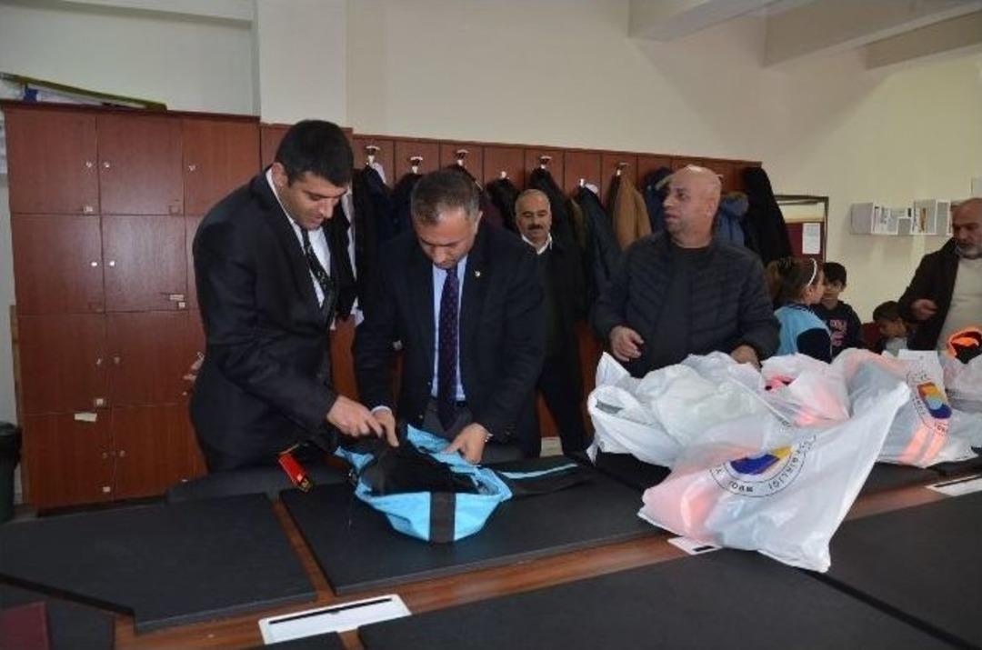 Y&uuml;tso&rsquo;dan &Ouml;ğrencilere Kışlık Kaban Yardımı