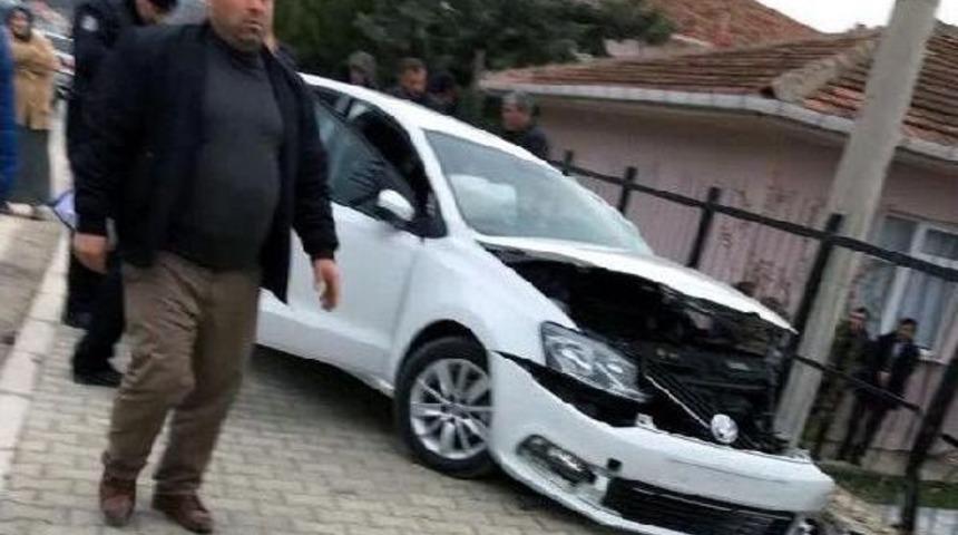 Otomobil, Trakt&ouml;rle &Ccedil;arpıştı: 1 &Ouml;l&uuml;, 3 Yaralı