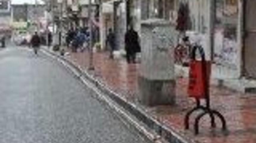 Silvan Belediyesi Kaldırımlara &Ccedil;&ouml;p Kovaları Bıraktı