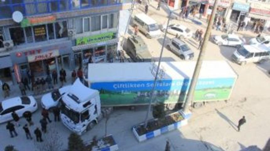 Caddede Tır Sıkıştı