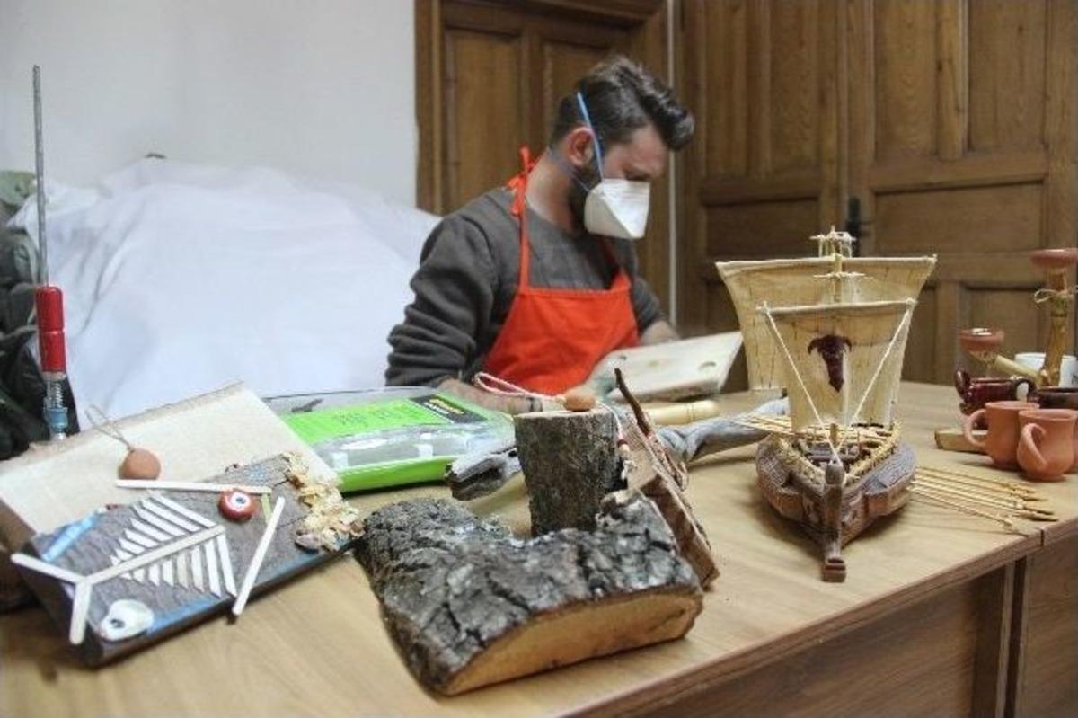 Kampta Topladığı Kuru Dal Ve Ağa&ccedil; K&ouml;klerine Hayat Veriyor