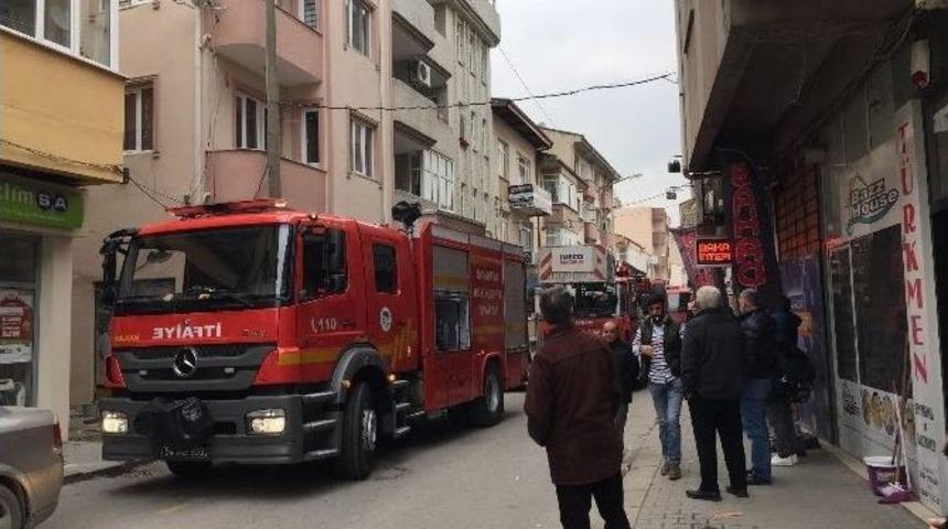Iraklı Ailenin Kaldığı Evin Balkonunda Yangın &Ccedil;ıktı