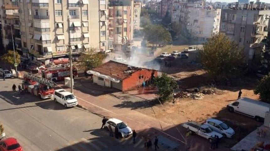 Antalya&rsquo;da Hurda Dolu Depoda Korkutan Yangın
