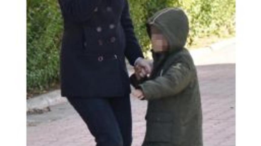 Telefondaki Mesaja Kızdı, Eşini T&uuml;fekle Vurmaya Kalkıştı