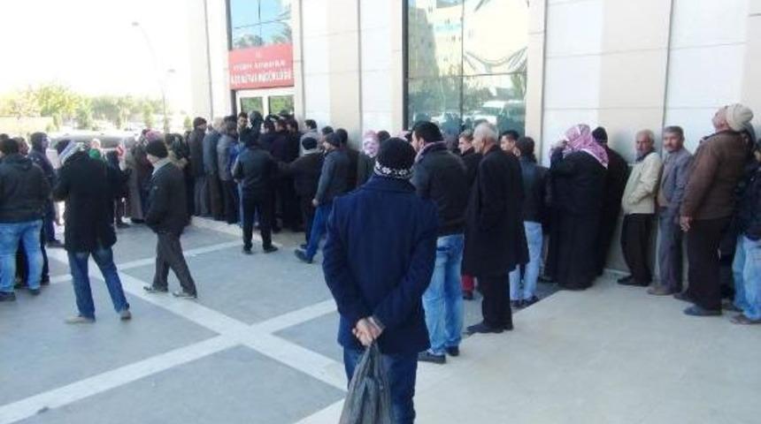 Şanlıurfa'da Suriyelilerin Adres Bildirimi Kuyruğu